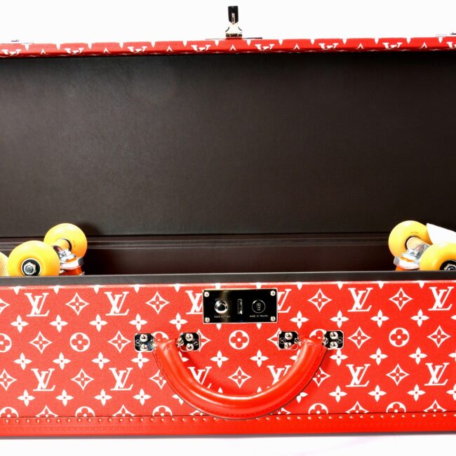 This Louis Vuitton/Supreme Skate Trunk & complete goes for $54,500 USD. 💰  📷: @valentin_brq