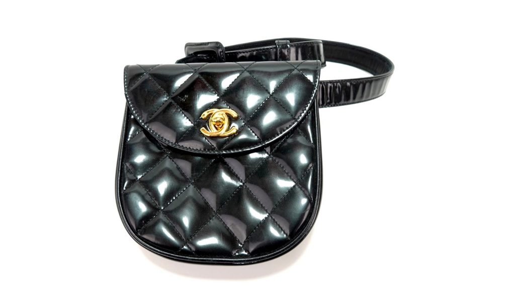 pochette-chanel-cuir-verni-noir-ceinture-taille-80-1