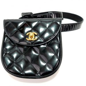 Pochette Chanel en cuir verni noir à porter à la ceinture – Taille 80 cm