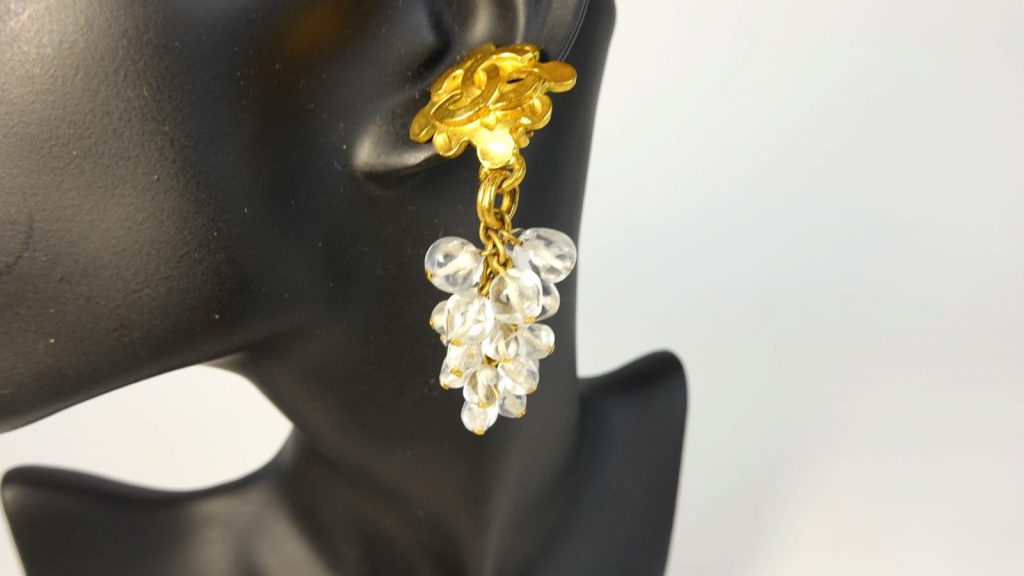 boucles-doreilles-chanel-vintage-gripoix-raisin-en-pate-de-ver-1