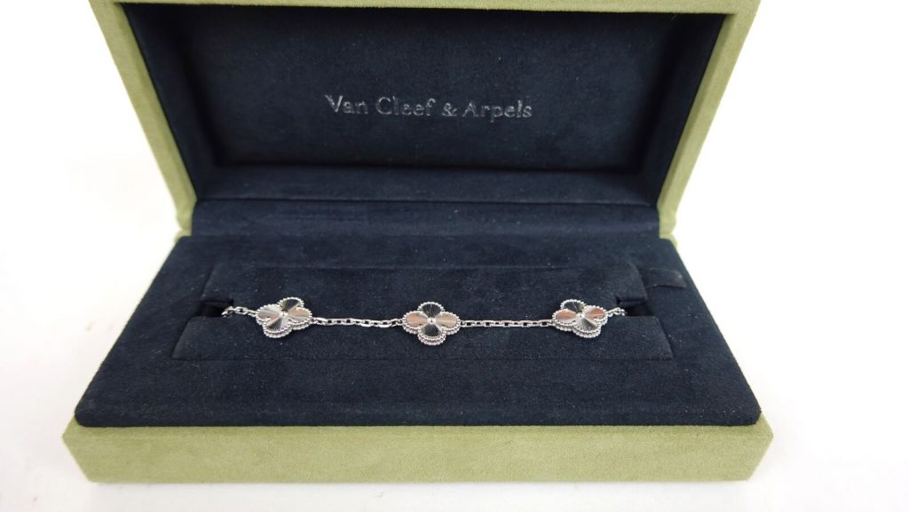 bracelet-van-cleef-arpels-vintage-alhambra-5-motifs-or-blanc-guilloche-1