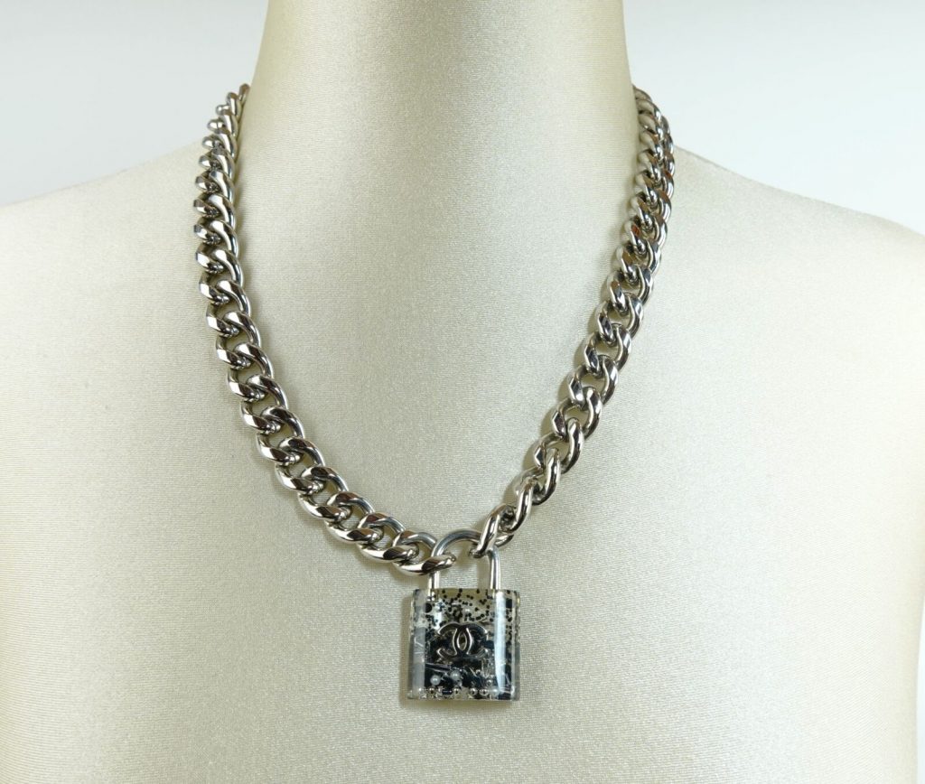 collier-chanel-pendentif-cadenas-metal-argente-1