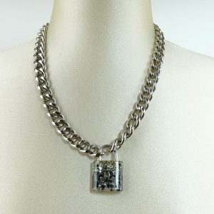 Collier Chanel Pendentif Cadenas Métal Argenté