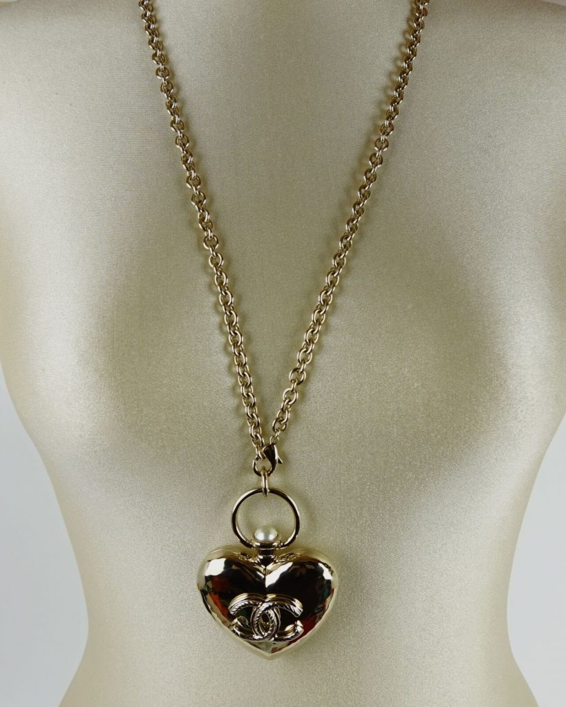 collier-chanel-pendentif-coeur-cc-dore-1