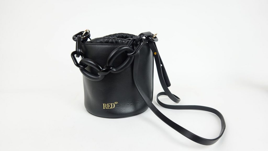 sac-a-main-red-valentino-garavani-seau-cuir-noir-mat-1